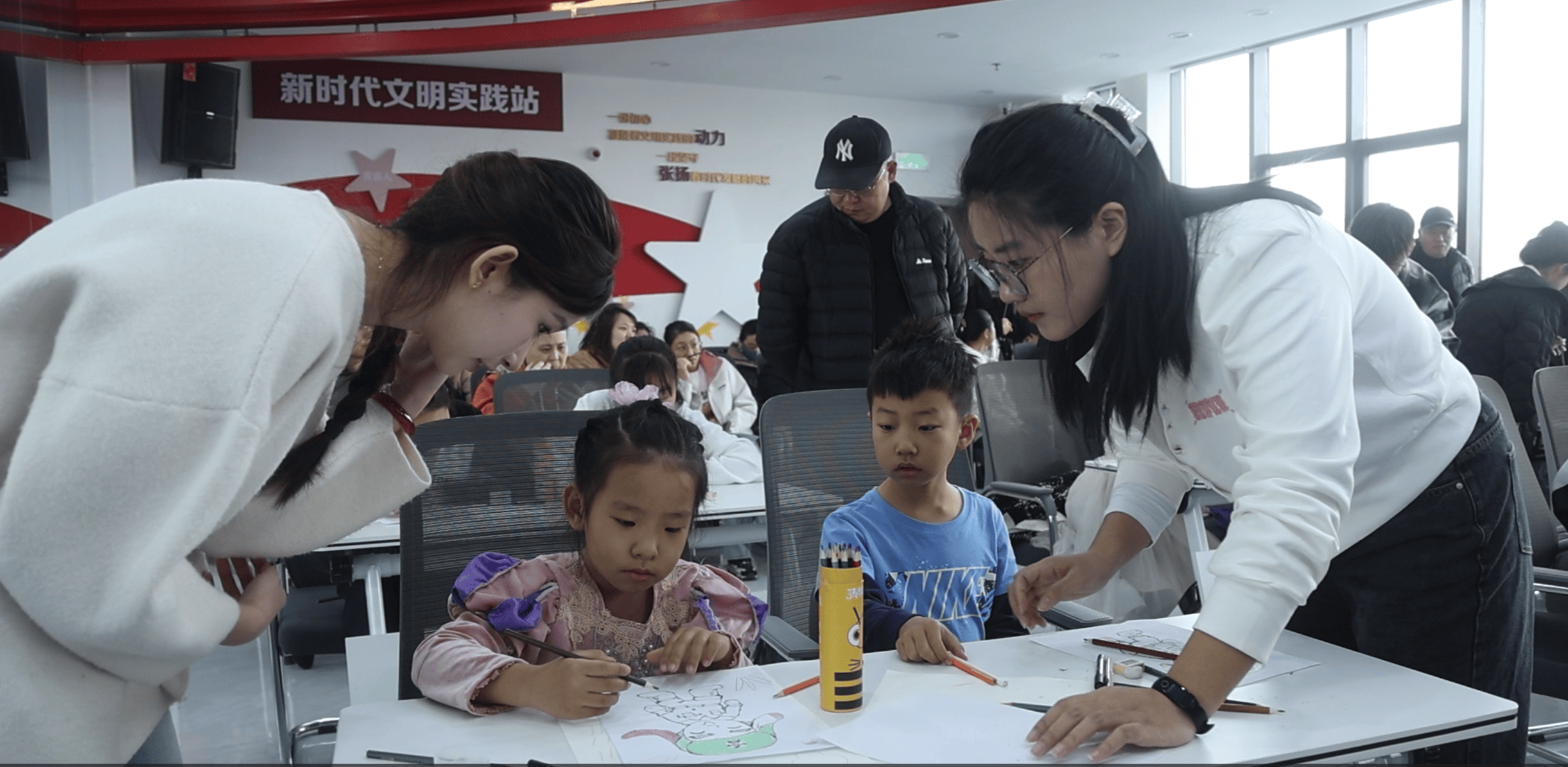 南关区公益课堂：多方合力，助力孩子艺术成长，免费绘画课进社区，孩子家长齐点赞！