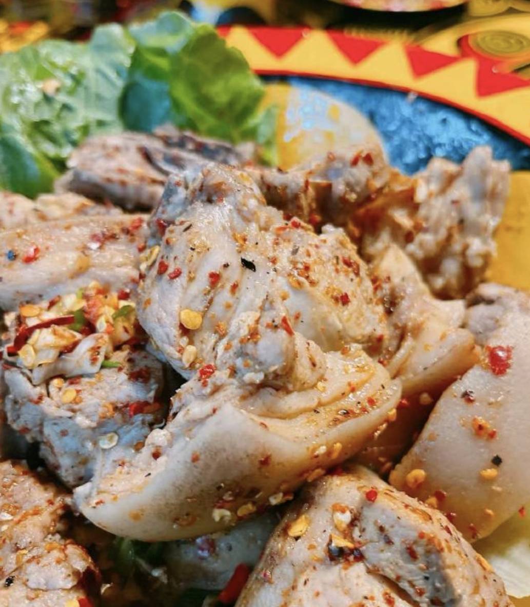 彝族坨坨肉:用千年彝寨火塘熏烤的力量之源硬核美食