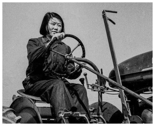 "人民币女郎"梁军,我国首个女拖拉机手,被印在一元人民币上