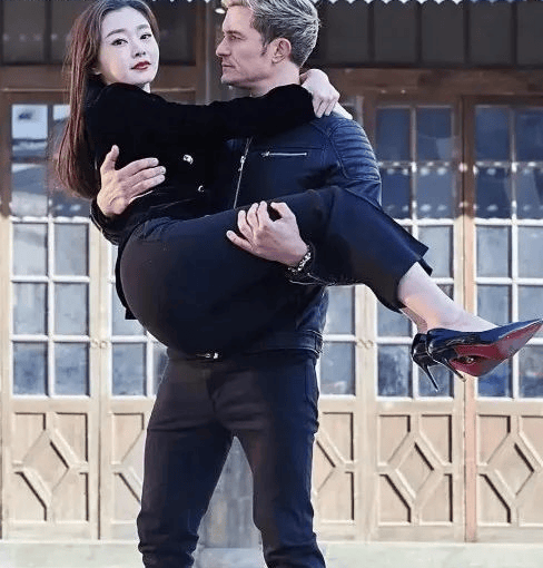 34岁宋轶彻底放飞了,穿紧身裤被外国男友人公主抱,腰臀比太绝了!