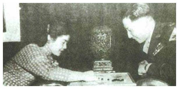蒋纬国第一任妻子