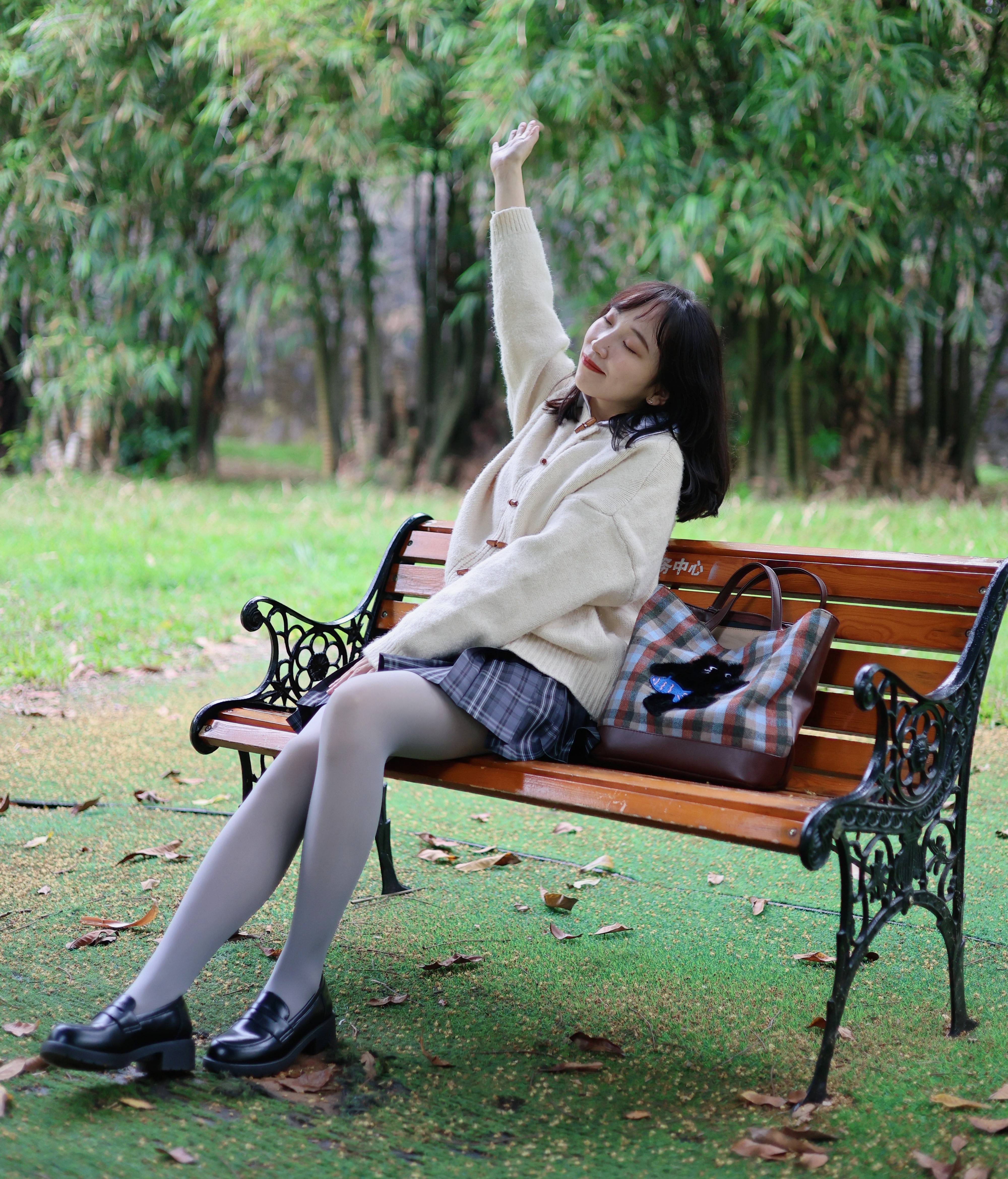 jk制服搭配灰丝小皮鞋,小姐姐诠释厚灰美学