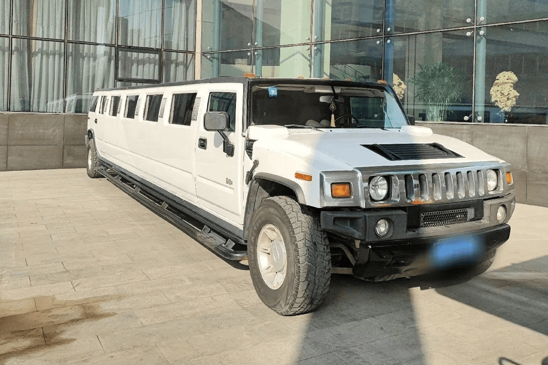 河北保定杨子的加长悍马退役了如今停在厂房角落车上落满灰尘