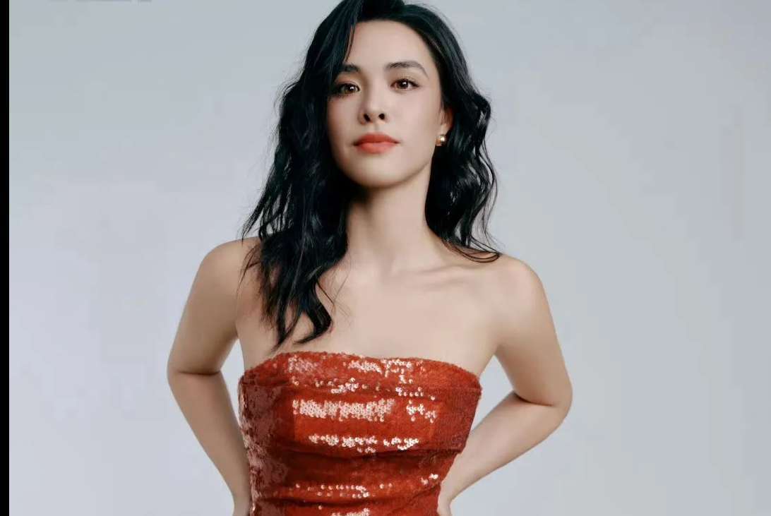钟丽缇现状：她55岁风韵犹存，和43岁丈夫很恩爱，3个女儿颜值超