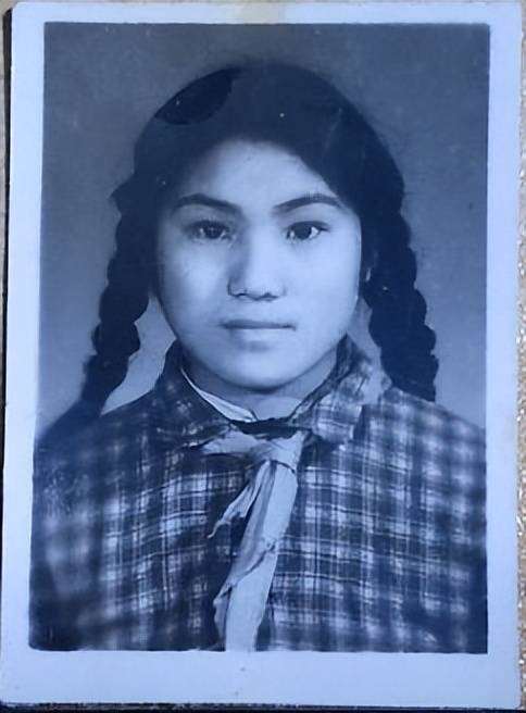 黑白老照片:上世纪七十年代清纯女学生,年轻貌美笑容甜