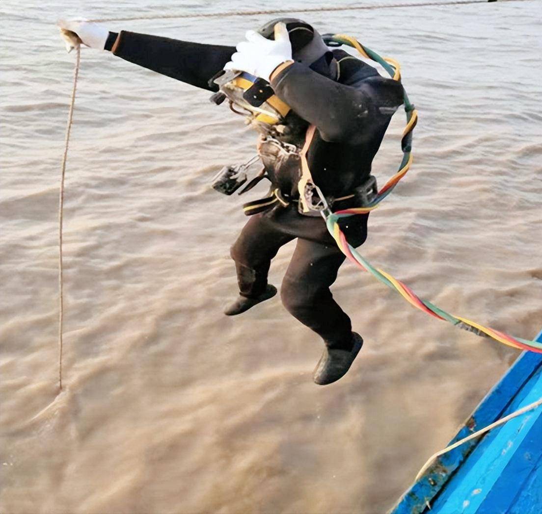 长江捞尸人捞一人12万20多年捞上近千具遗体