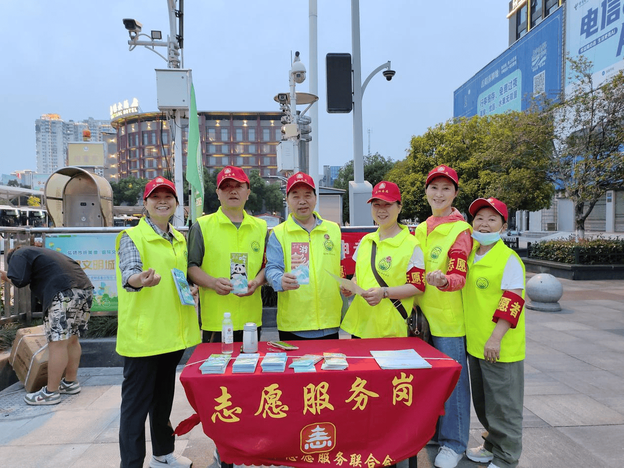 岳阳市龙根志愿者化身"爱心使者",倾力护航旅发盛会