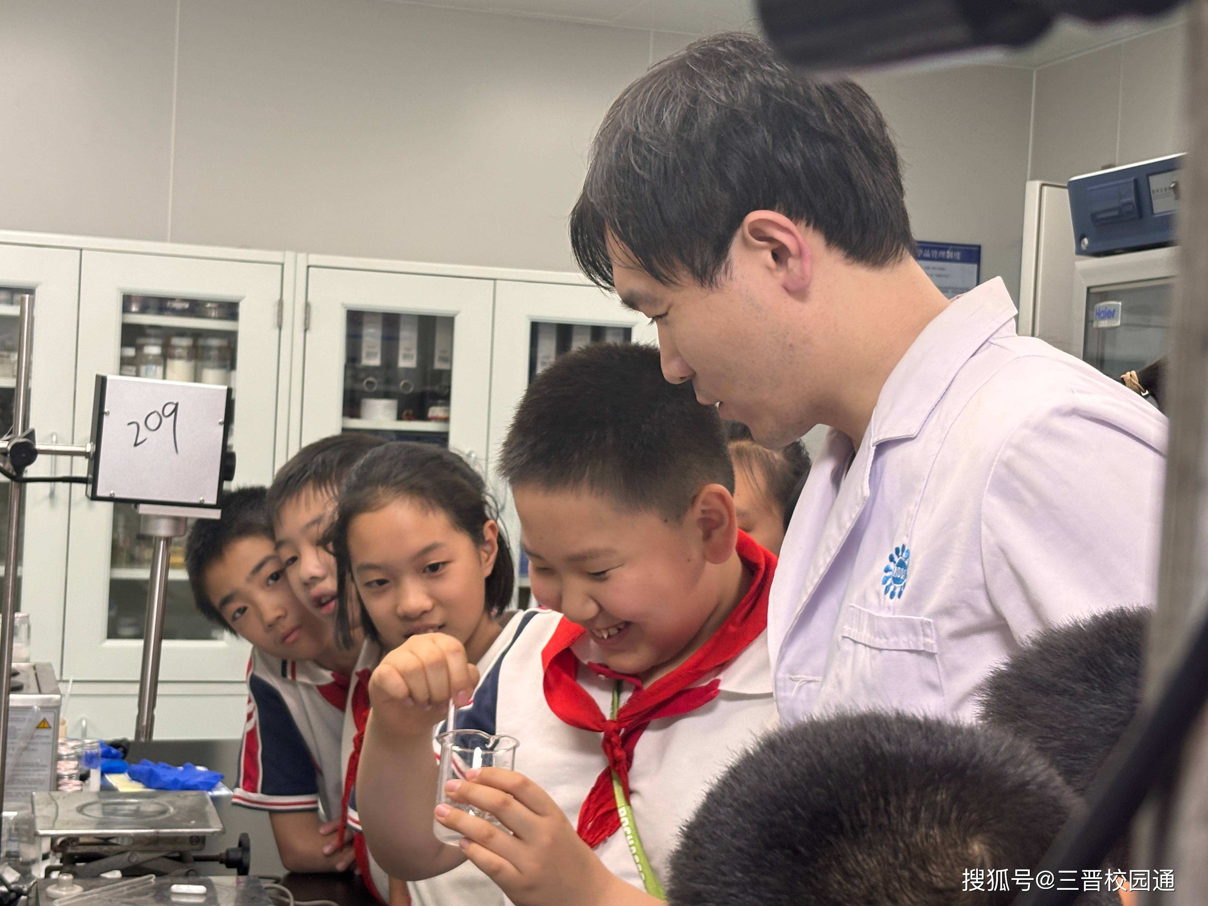 小学生科学小实验（化学）(小学生科学小实验制作方法大全)
