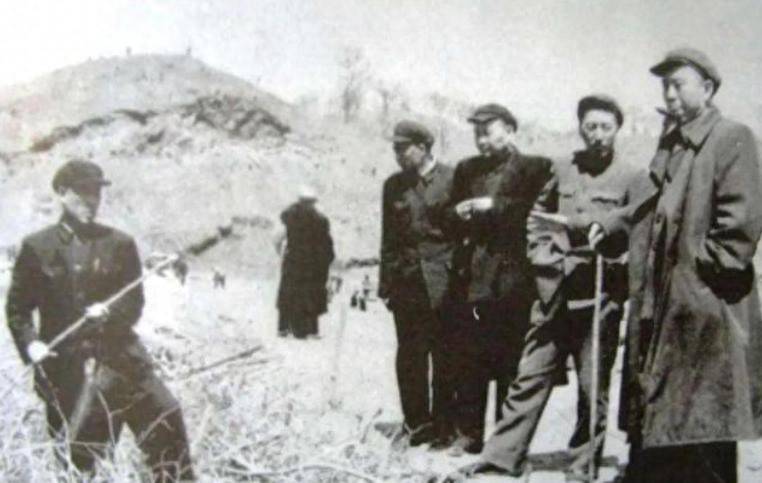 54年王震视察铁路工地，发现一位民工异常眼熟，说：你怎么在这？__54年王震视察铁路工地，发现一位民工异常眼熟，说：你怎么在这？