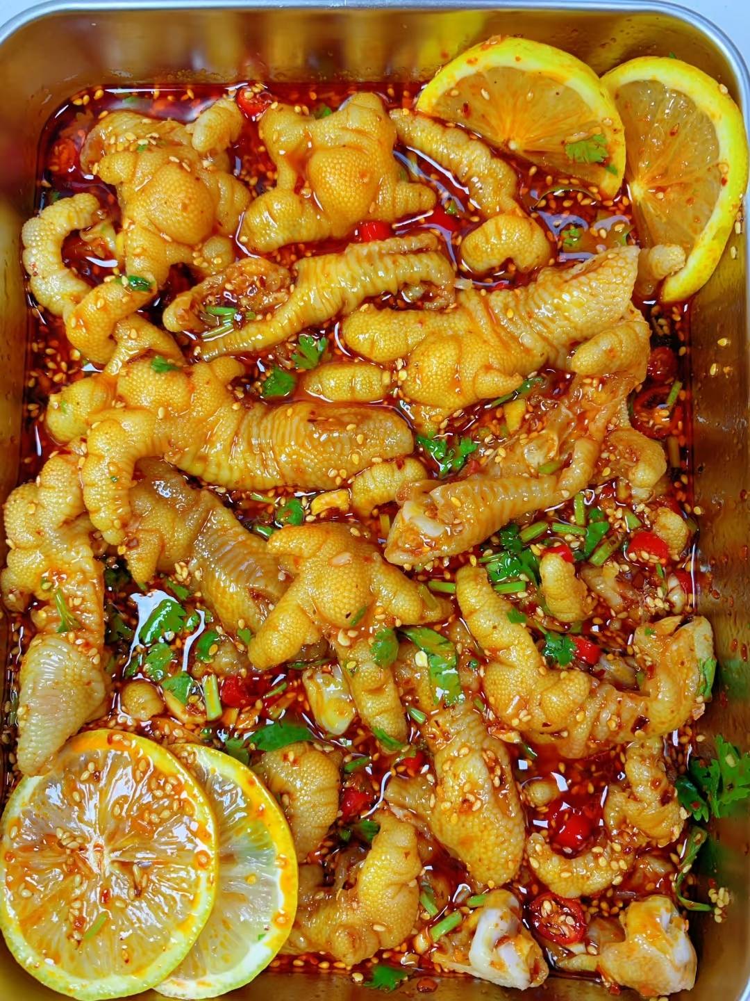 探秘网红美食酸辣柠檬无骨鸡爪：材料准备与