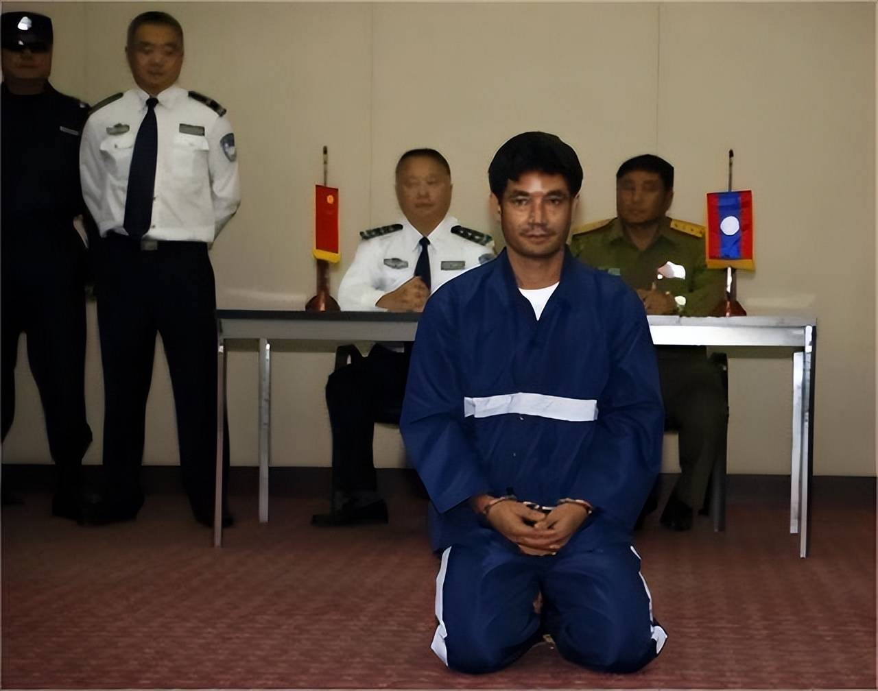 在朋友的引荐下,糯康与坤沙相识,并迅速加入了他的组织