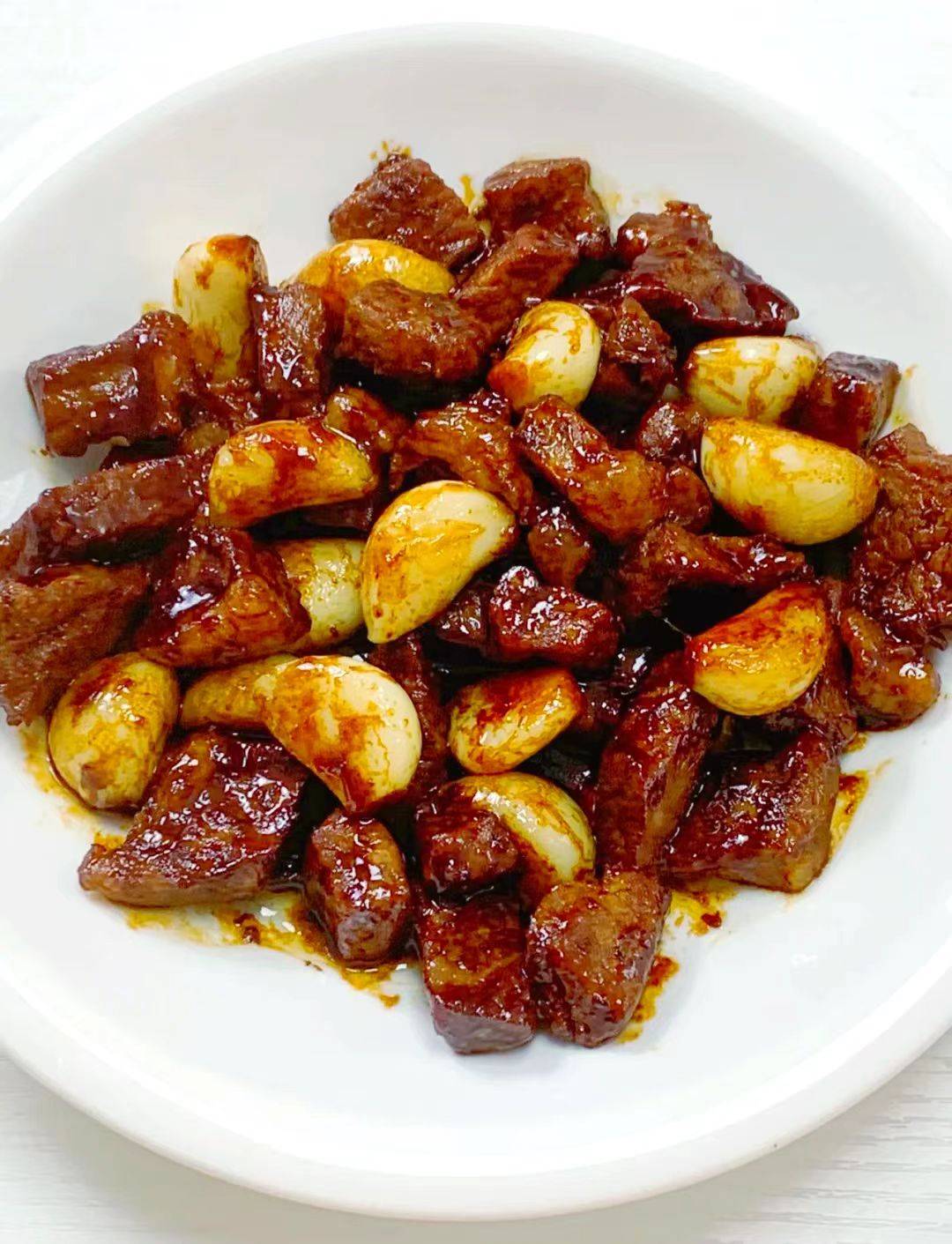 Lu Wenyang和牛肉炸大蒜