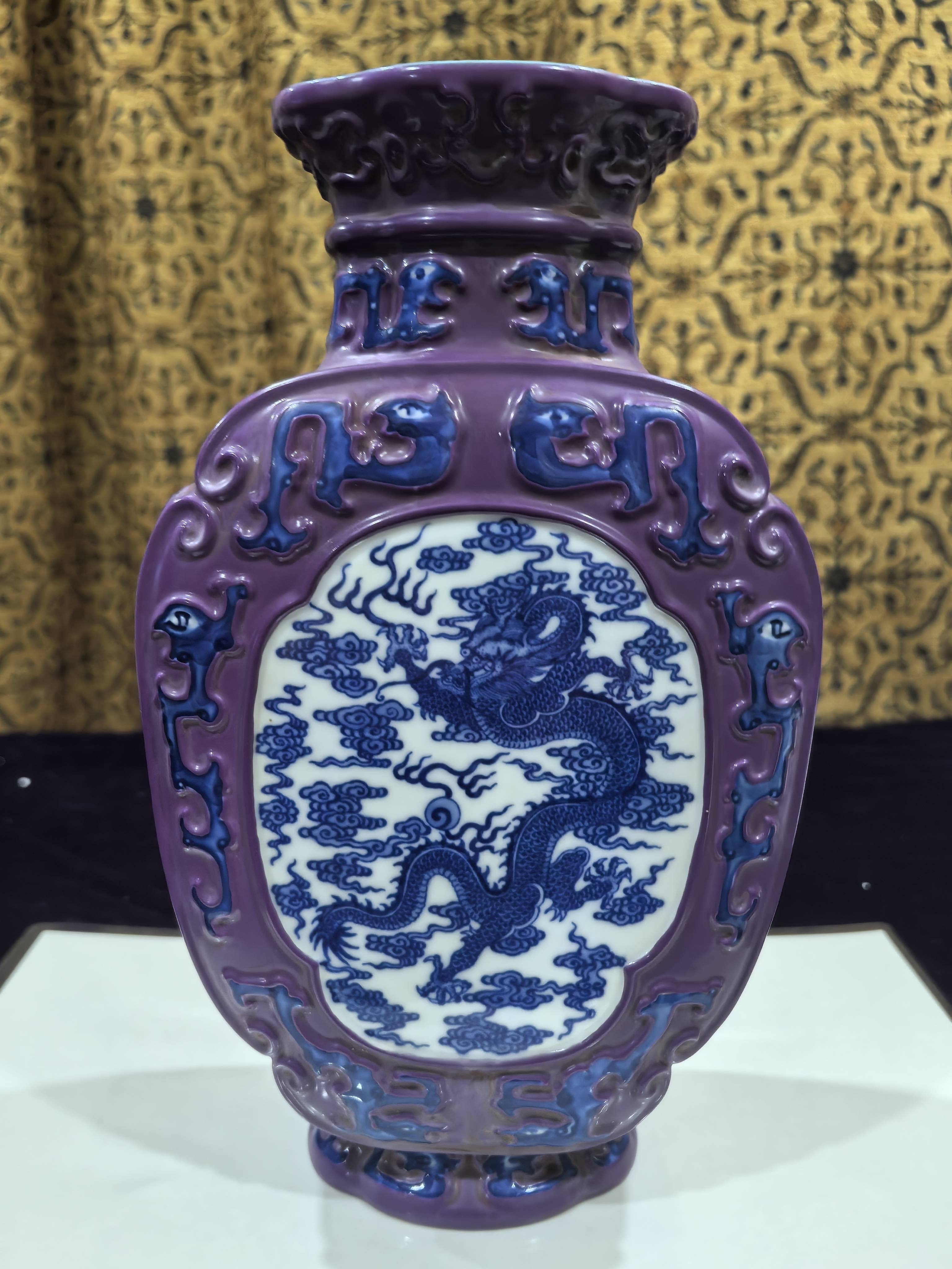 紫龙青凤破苍穹:乾隆毒釉秘瓷惊世录 **