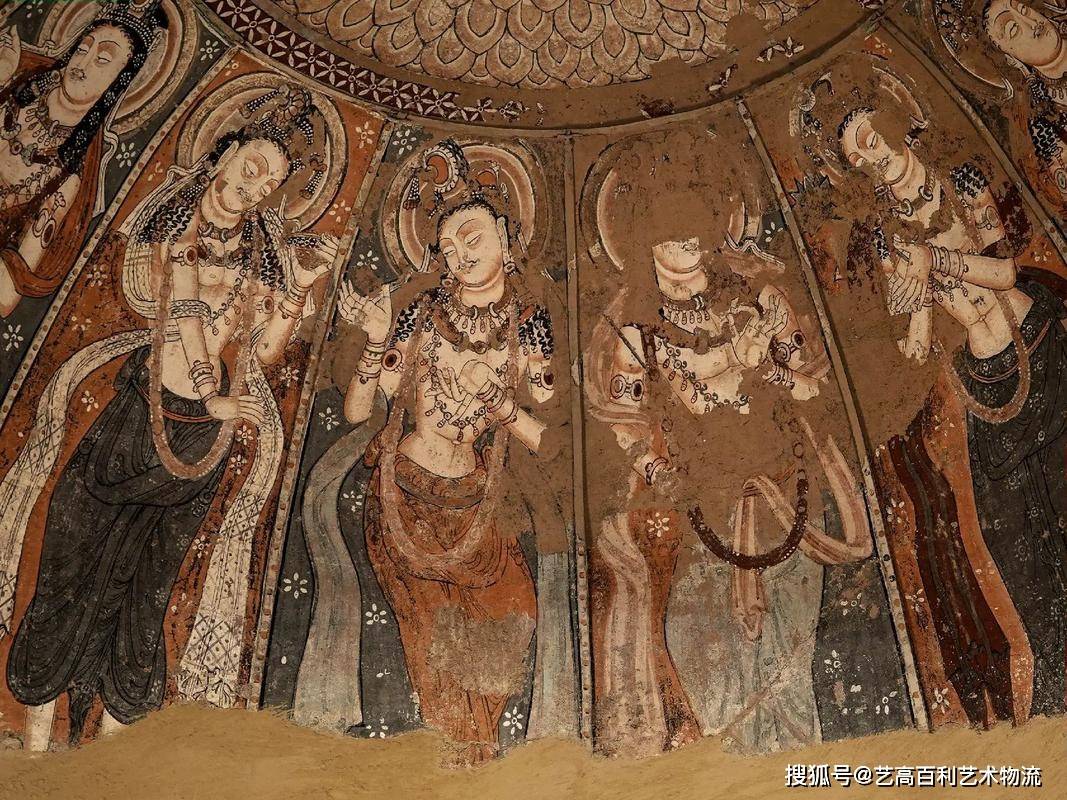 克孜尔石窟壁画中,佛陀与菩萨的体态健硕,衣纹处理虽可见犍陀罗式的