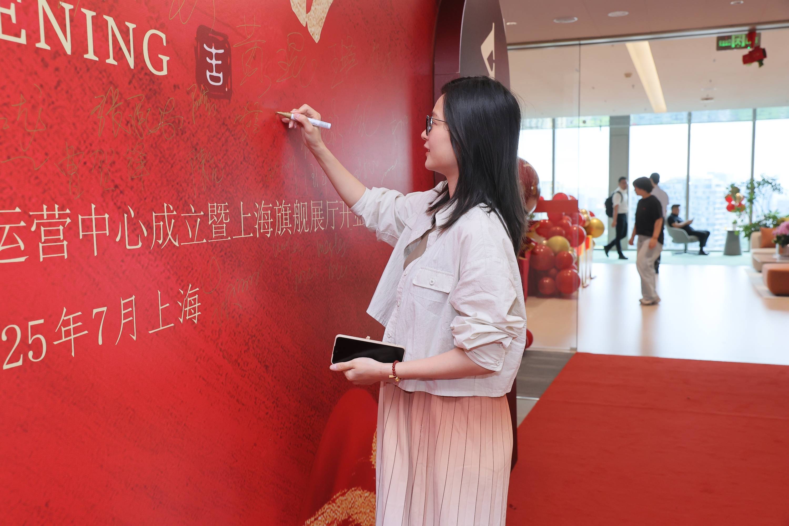 上午嘉宾们陆续入场签到,现场气氛热烈非凡