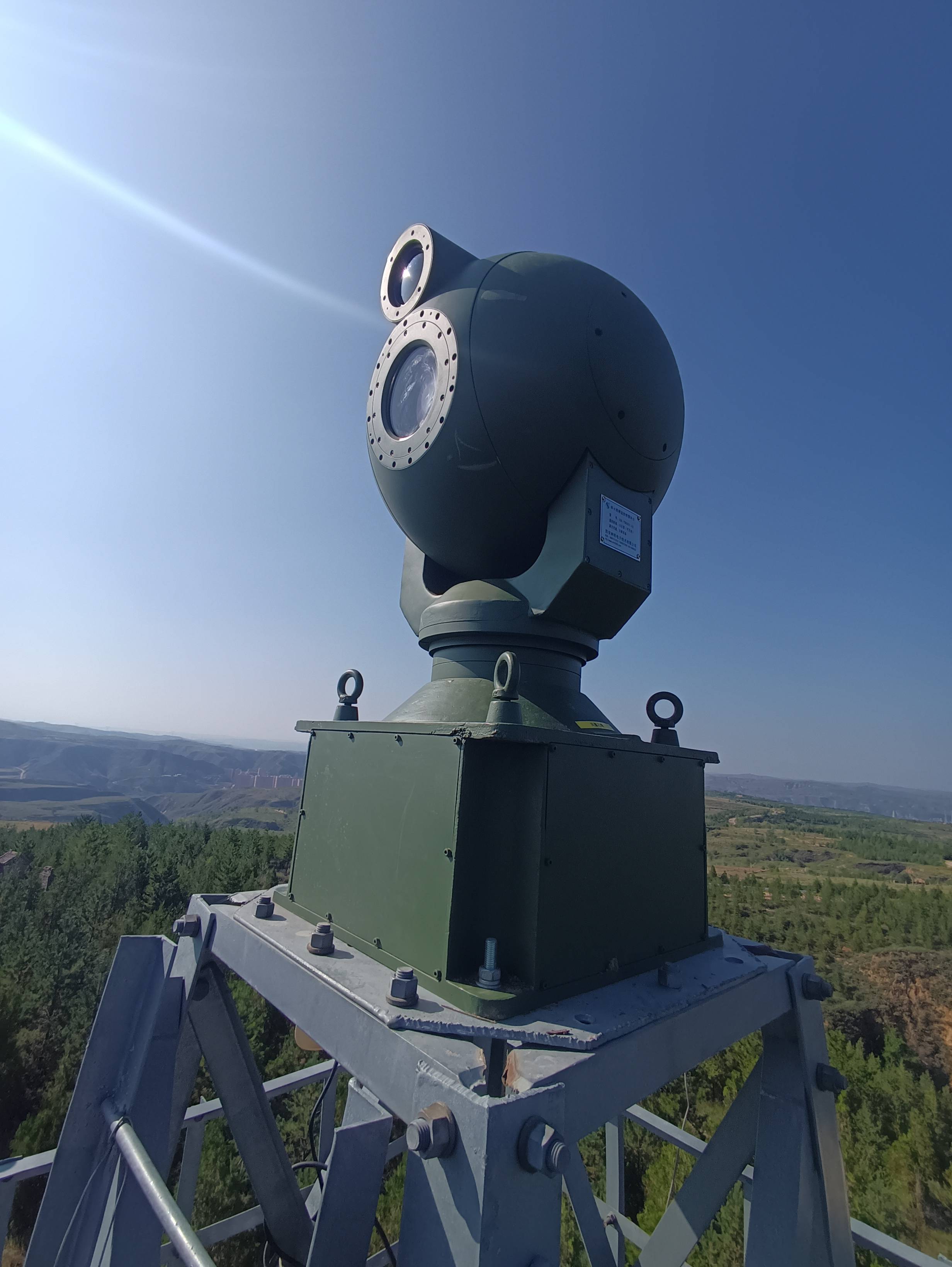 调整,激光测距数据同步校准镜头焦距,实现 "发现即锁定" 的精准定位