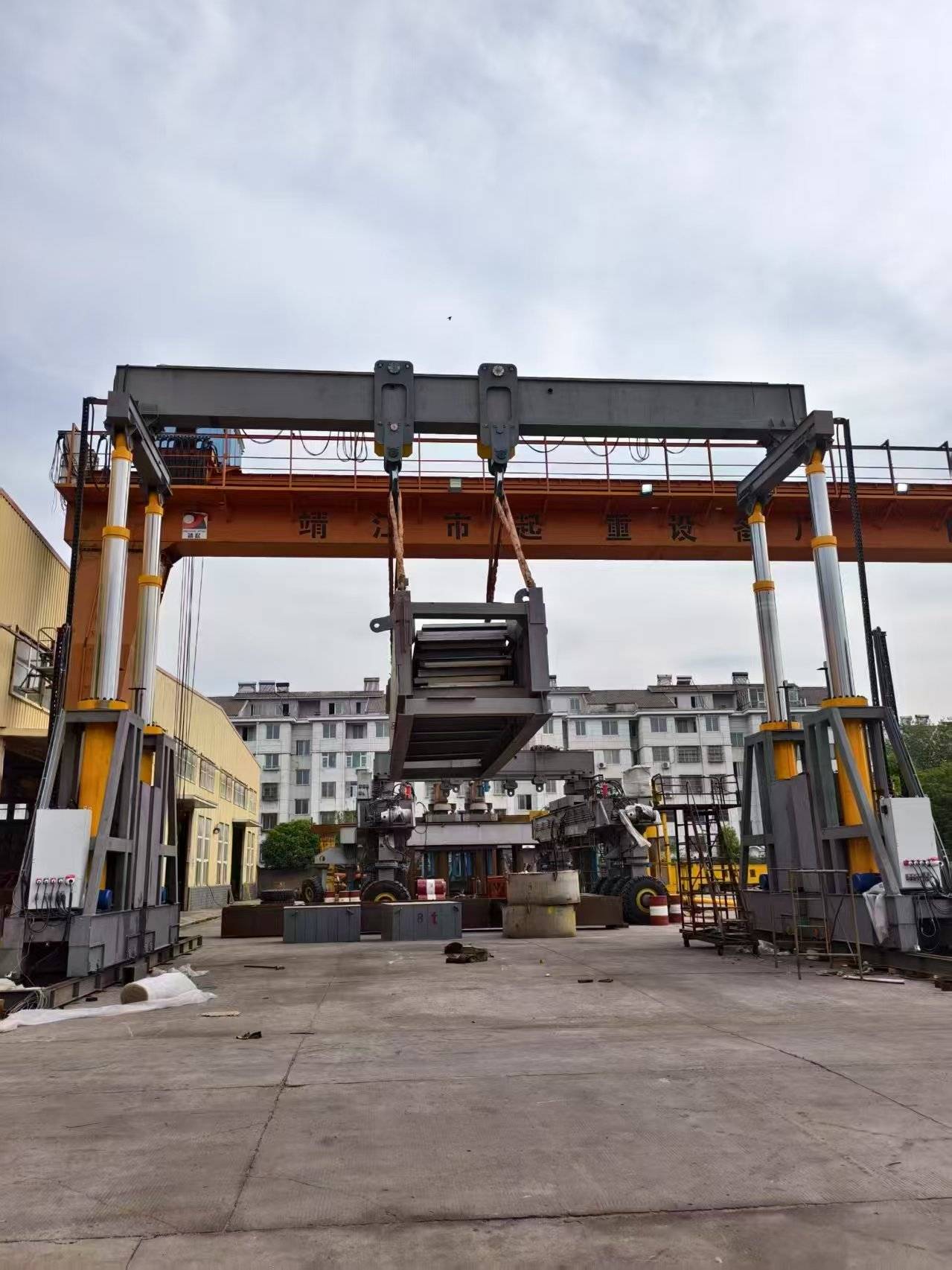 液压龙门吊如何实现起吊能力大,提升高度高?