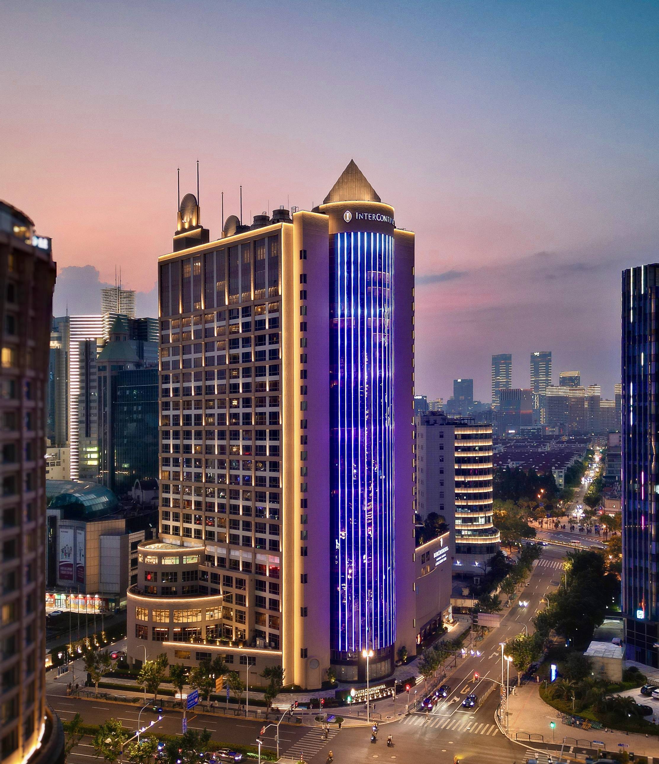 如今,酒店外观更显现代典雅,璀璨的夜景灯光成为浦东天际线上一道靓丽
