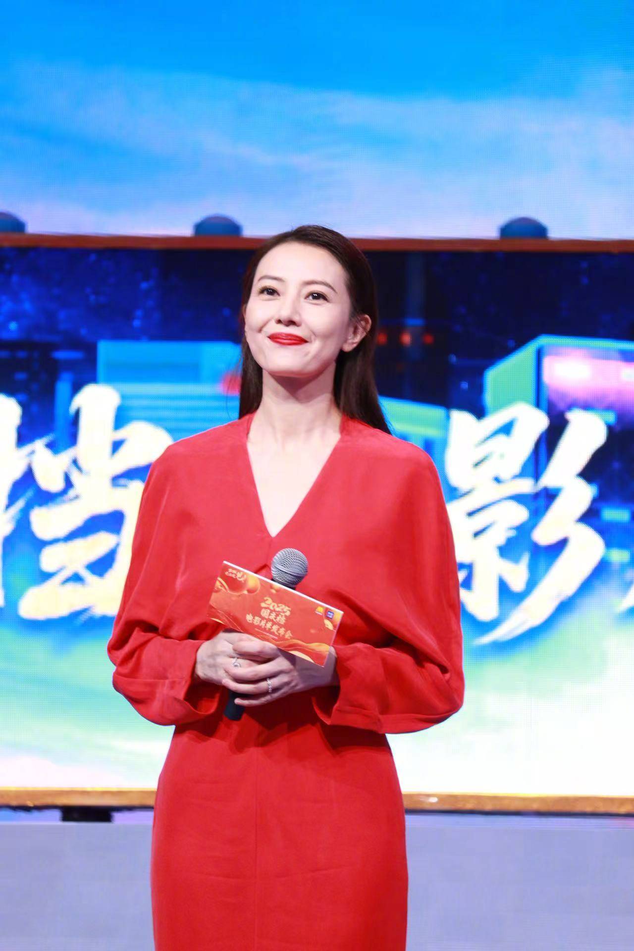 高圆圆亮相2025国庆档电影片单发布会 一袭红裙配烈焰红唇女神范儿依旧 (图1)