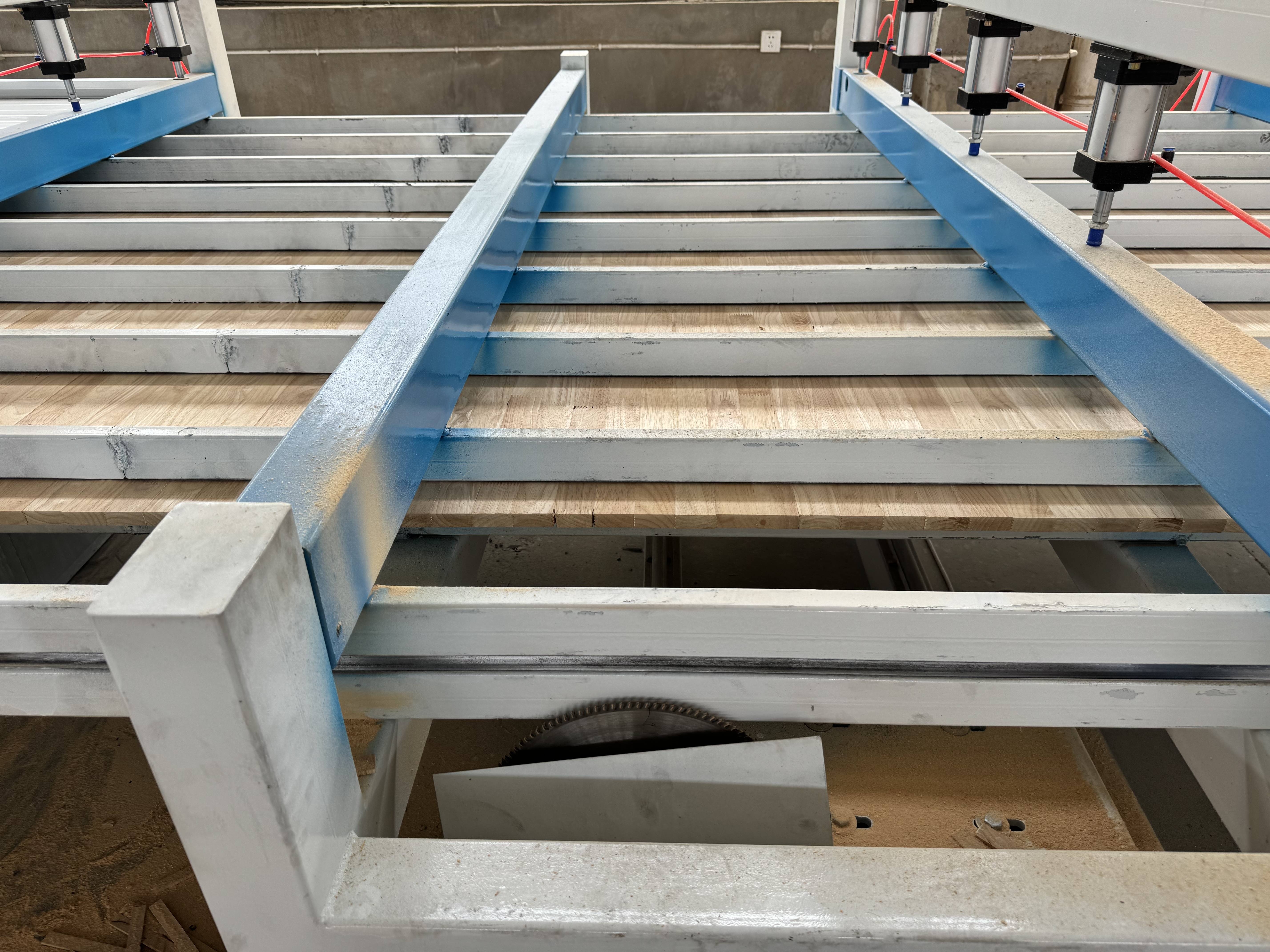 木工拼板设备 自动拼板机：串联木工生产链的关键纽带