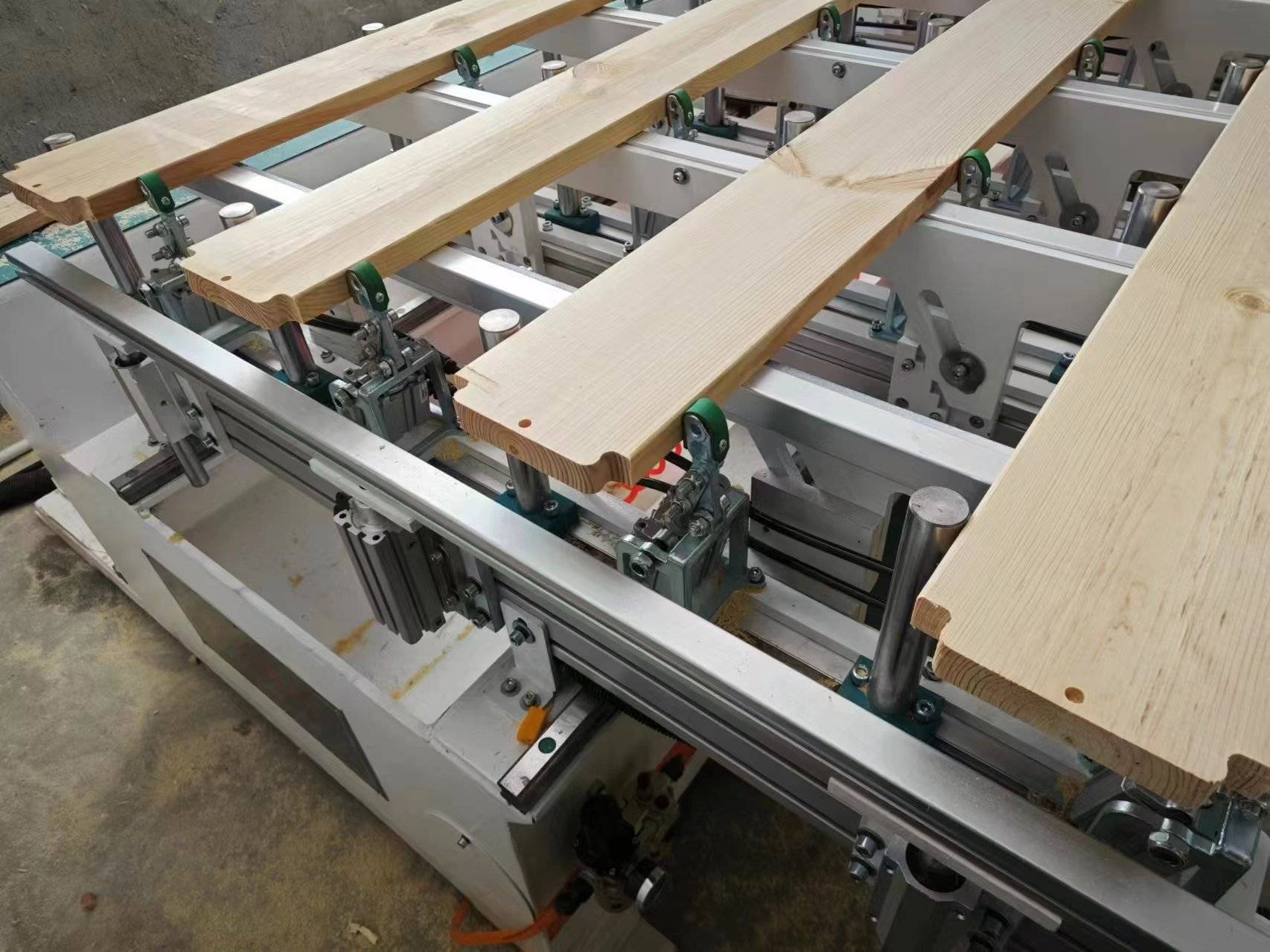 木工侧孔机：多工位侧孔机 板式家具的高效钻孔设备