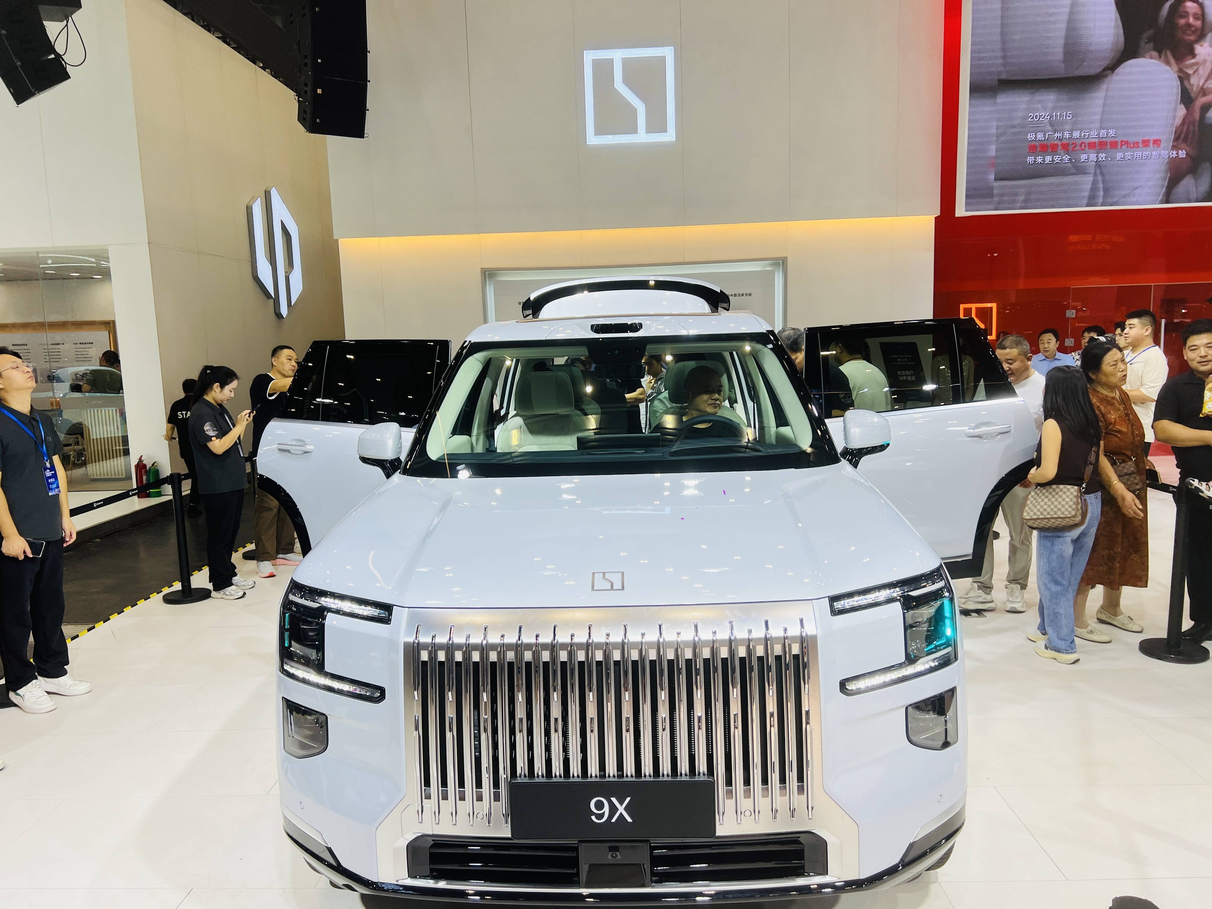 极氪9X河南首秀引爆全场 极氪展台演绎科技豪华盛宴