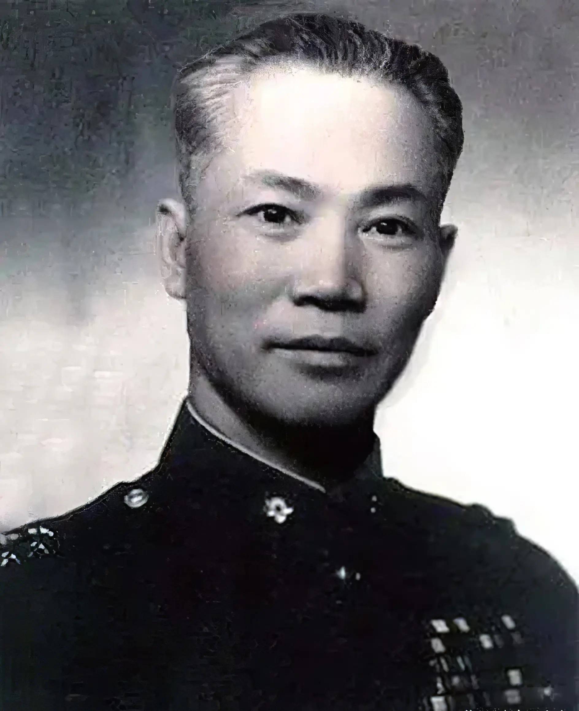 在《沉默的荣耀》里为什么周至柔的军服军衔都和别人不一样?