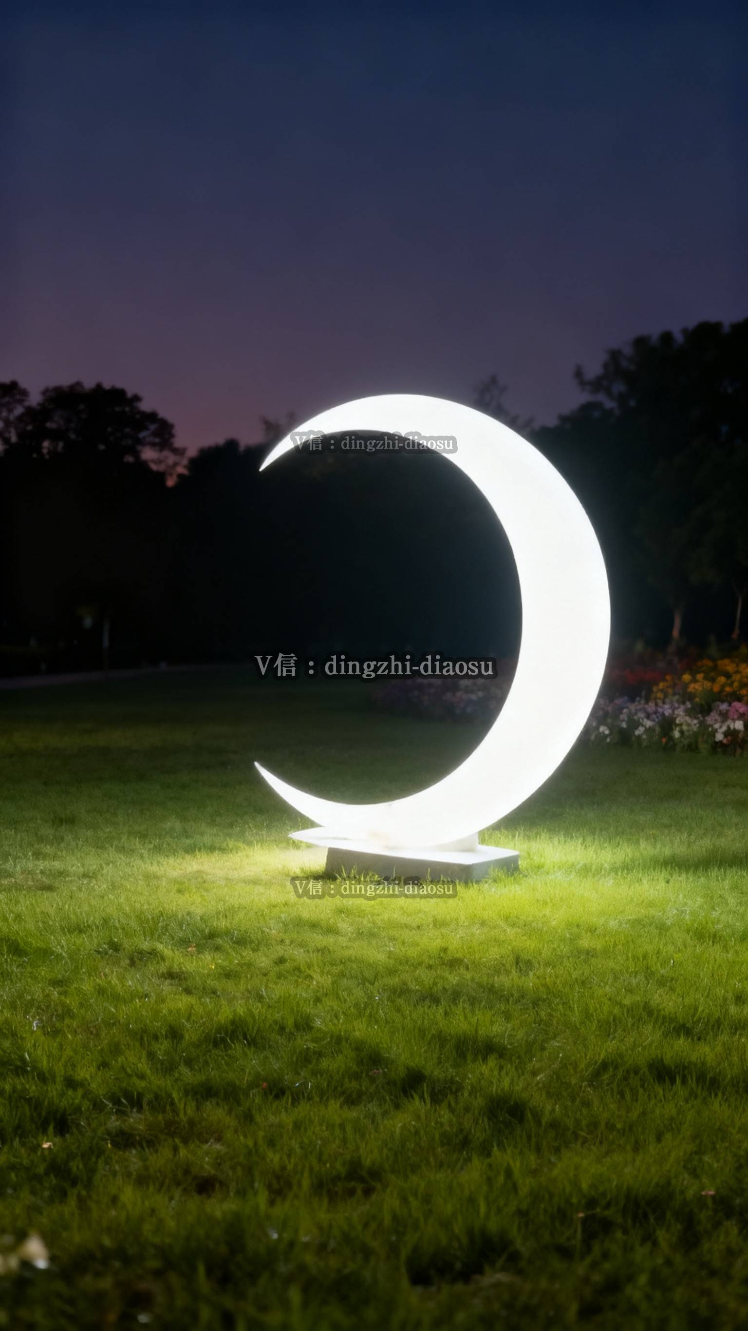 玻璃钢发光月亮雕塑:月球与月牙造型的夜景亮化新选择