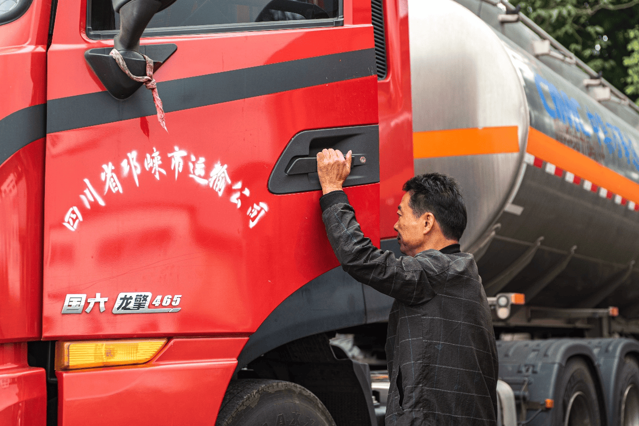 30余载与卡车为伴,东风龙擎是他运酒路上“最强芯”