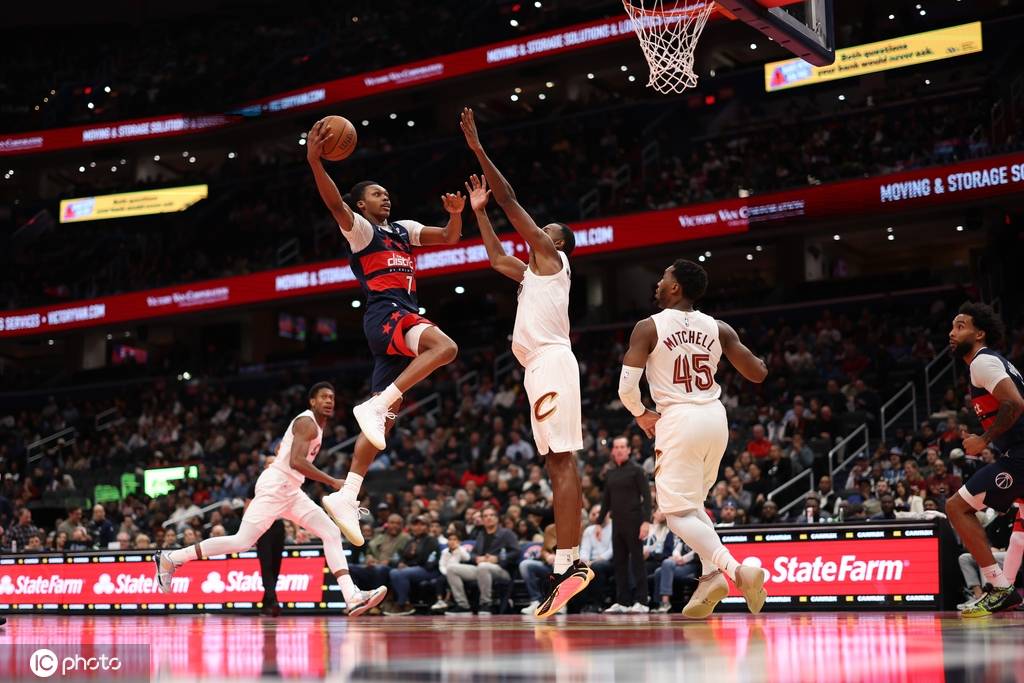 麦科勒姆25分米切尔24+5 骑士7人上双大胜奇才