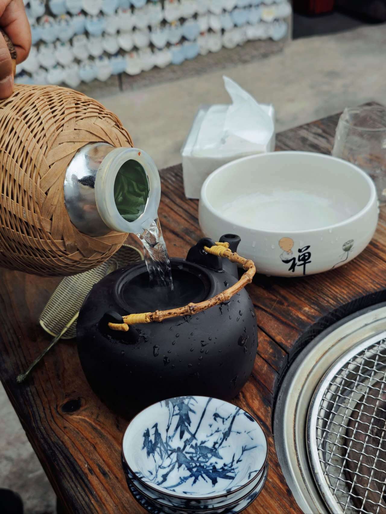 取少许碧螺春置于玻璃杯中沸水注入的瞬间蜷缩的茶芽如青螺般缓缓