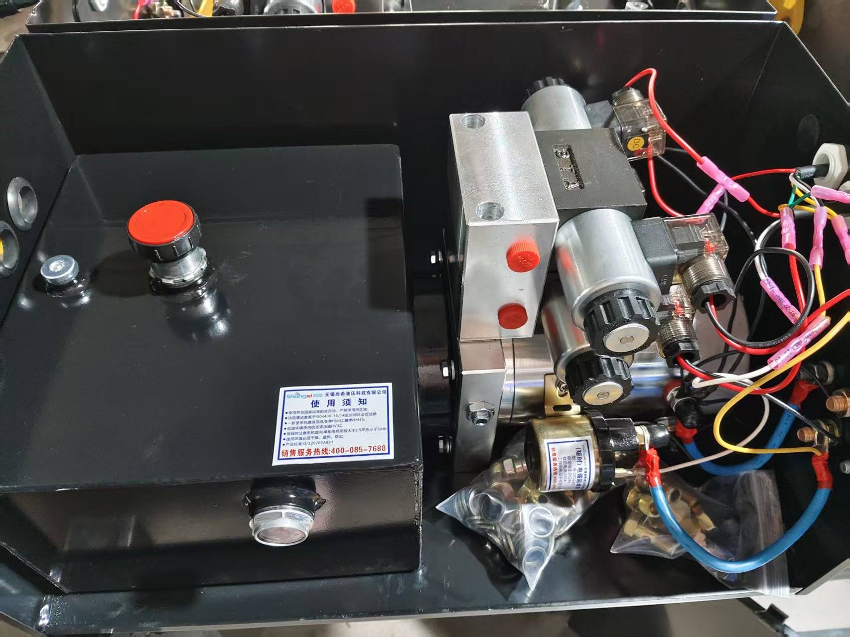 为什么蓄能器在飞翼车液压系统中至关重要?