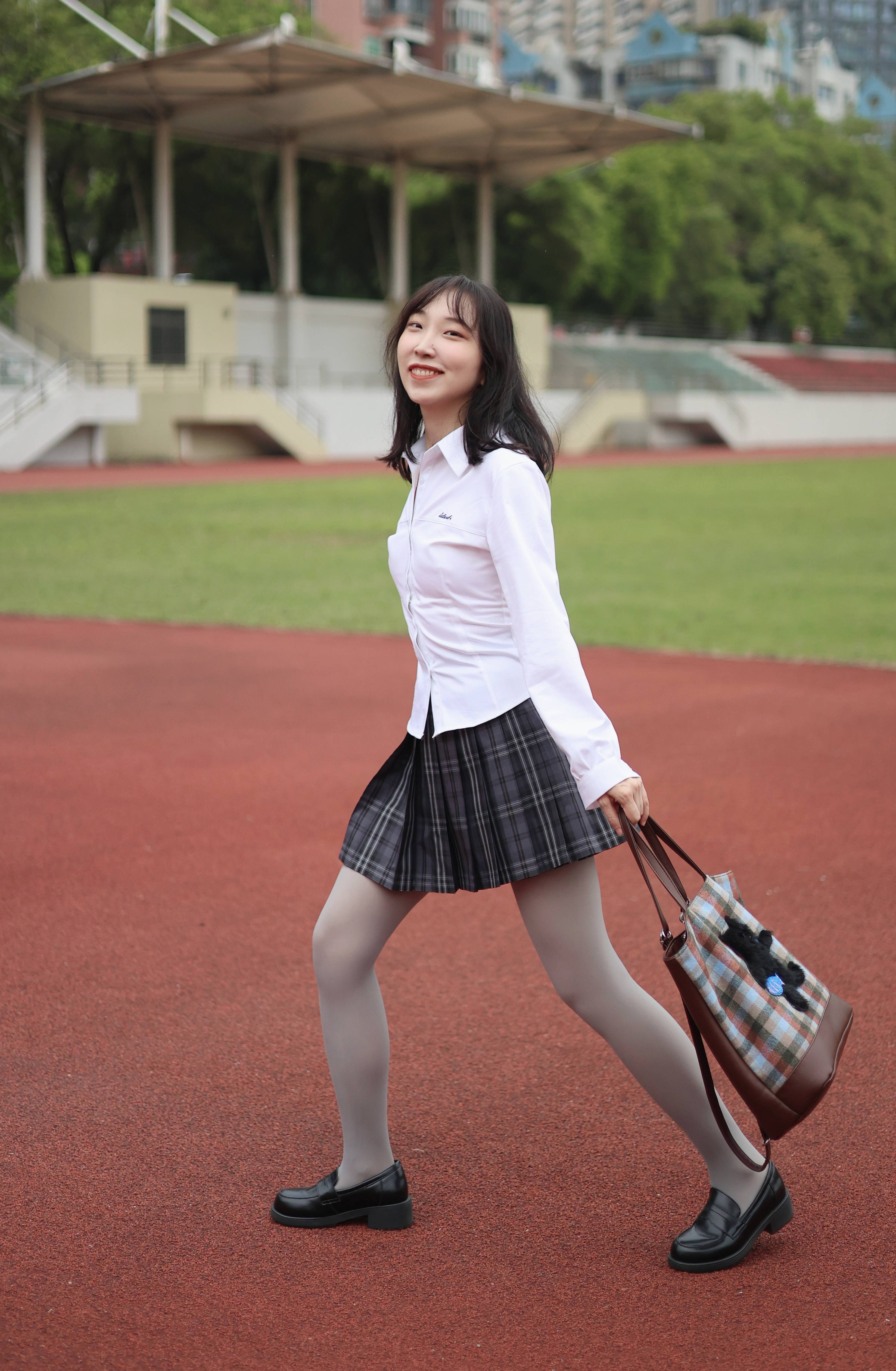 jk制服搭配灰丝小皮鞋,小姐姐诠释厚灰美学