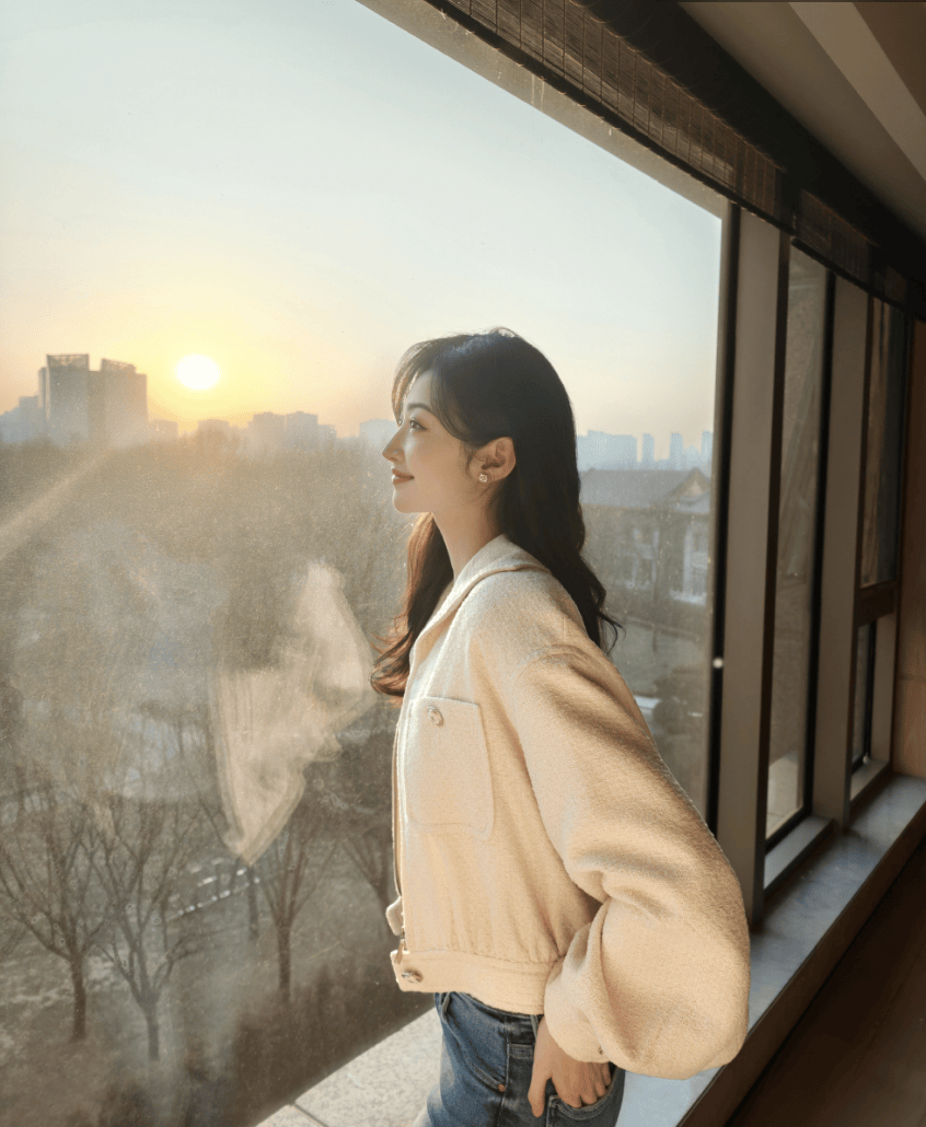 景甜浅系穿搭凸显松弛质感 窗边沐浴阳光温柔治愈_外套_夕阳_神态