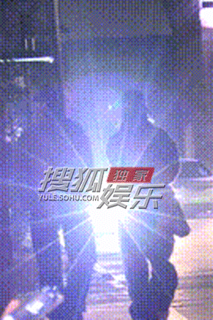 白宇艺术区下班包得超严实 寒风中瘦影疾行显单薄