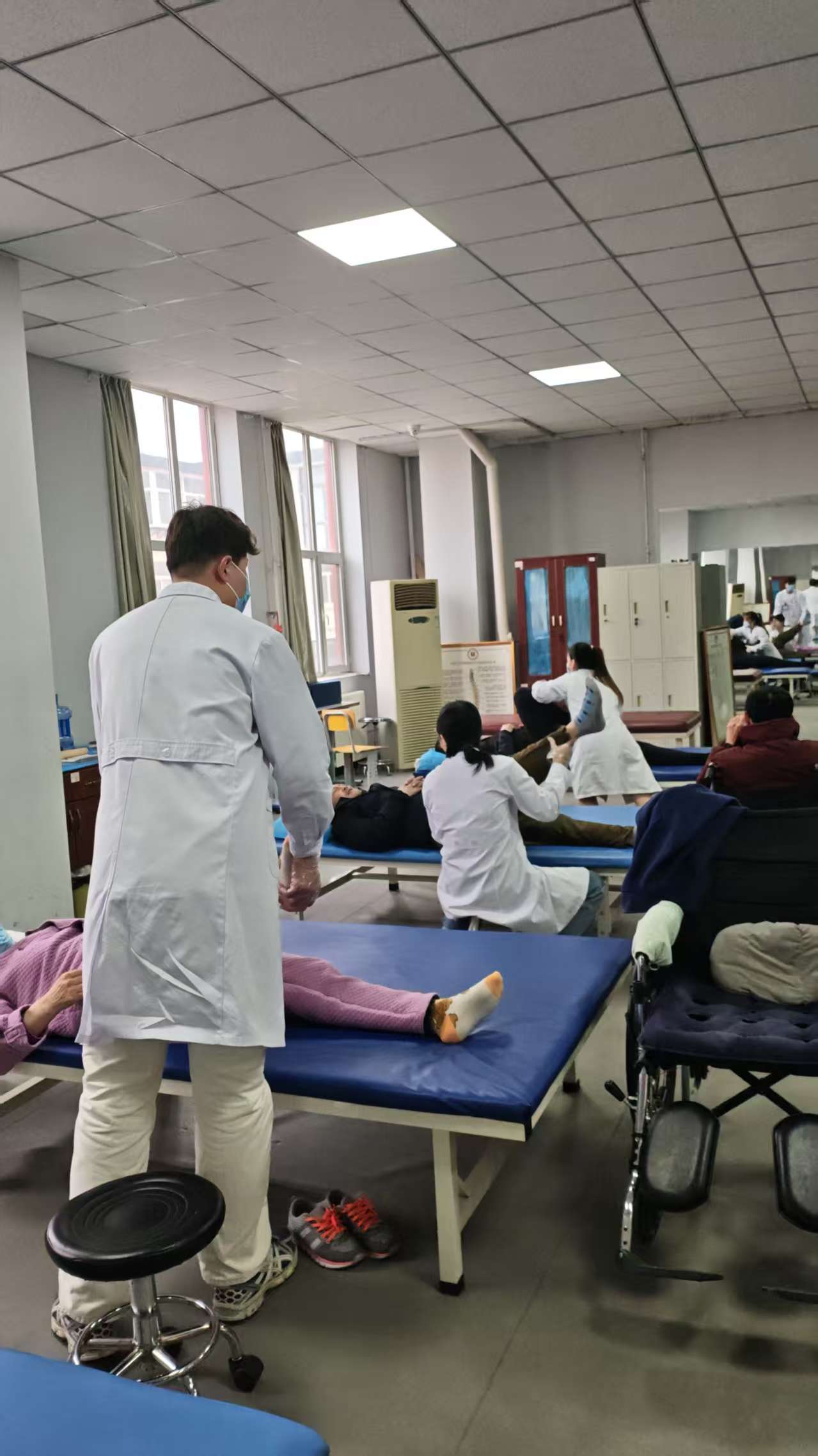 陪诊协助挂号术后康复训练、复诊全程陪同，恢复更高效的简单介绍