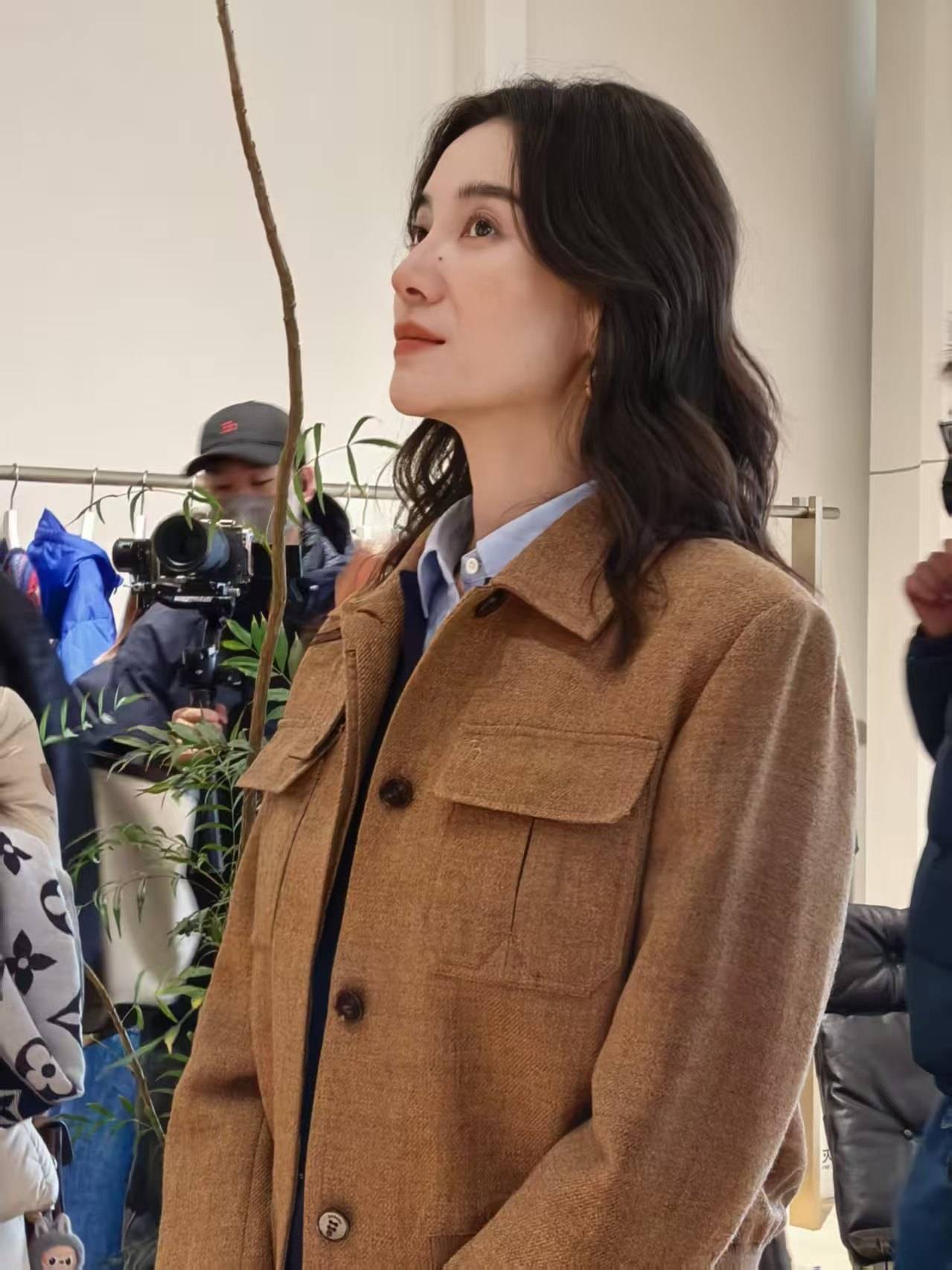 宋佳复古夹克叠穿衬衫 卷发松弛温柔飒气