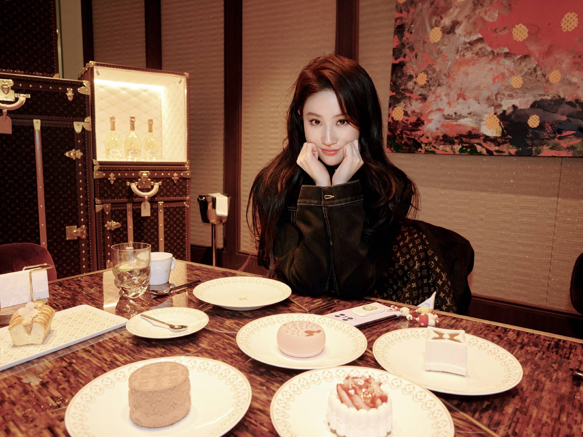 刘亦菲更新美照！品尝美味小蛋糕露温柔笑容好可爱