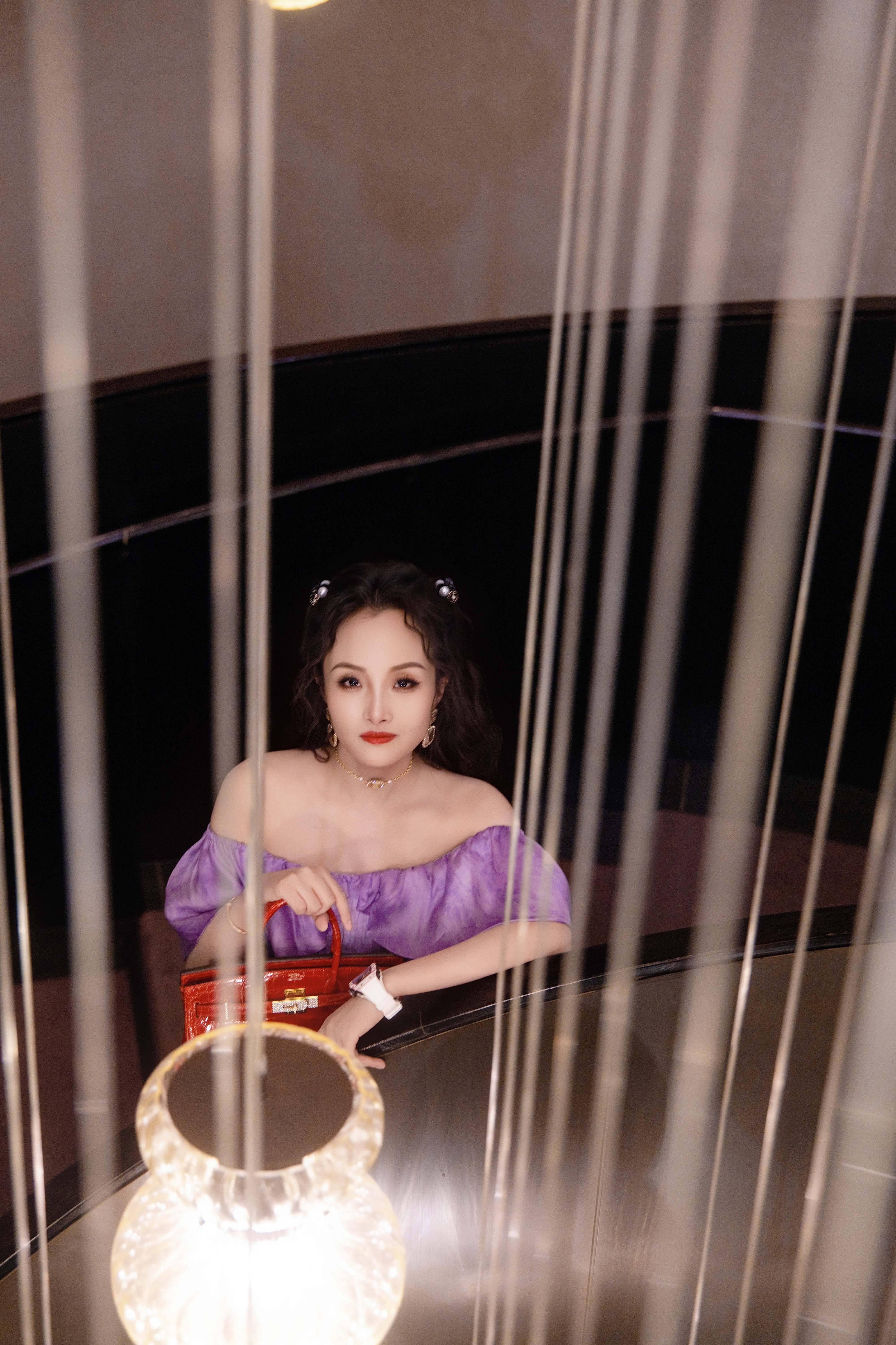 亮月影视董事长项亮月闪耀Rola Shine臻耀之夜   紫色造型与东方珠宝交相辉映