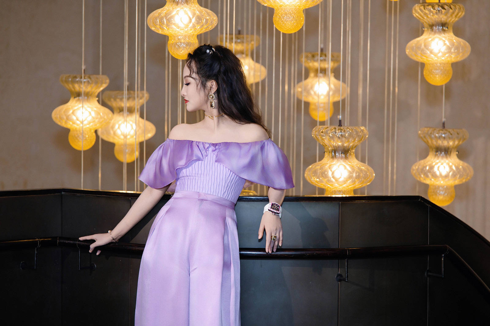 亮月影视董事长项亮月闪耀Rola Shine臻耀之夜   紫色造型与东方珠宝交相辉映