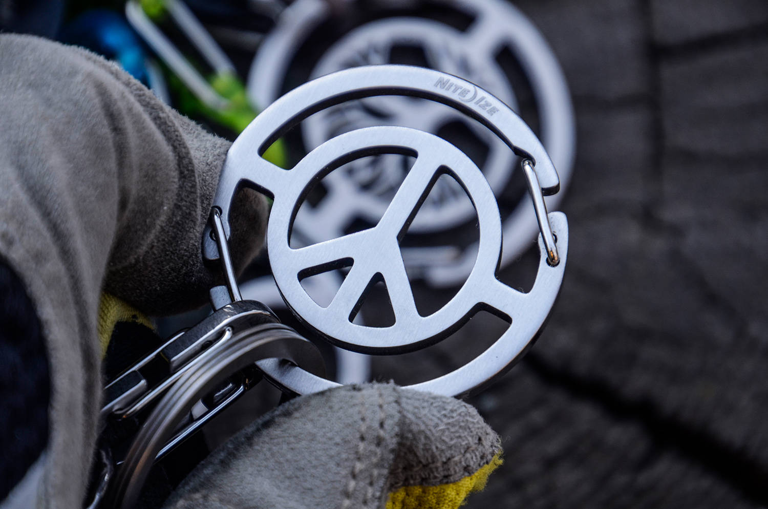 双环之内的和平之美：奈爱和平标志钥匙扣