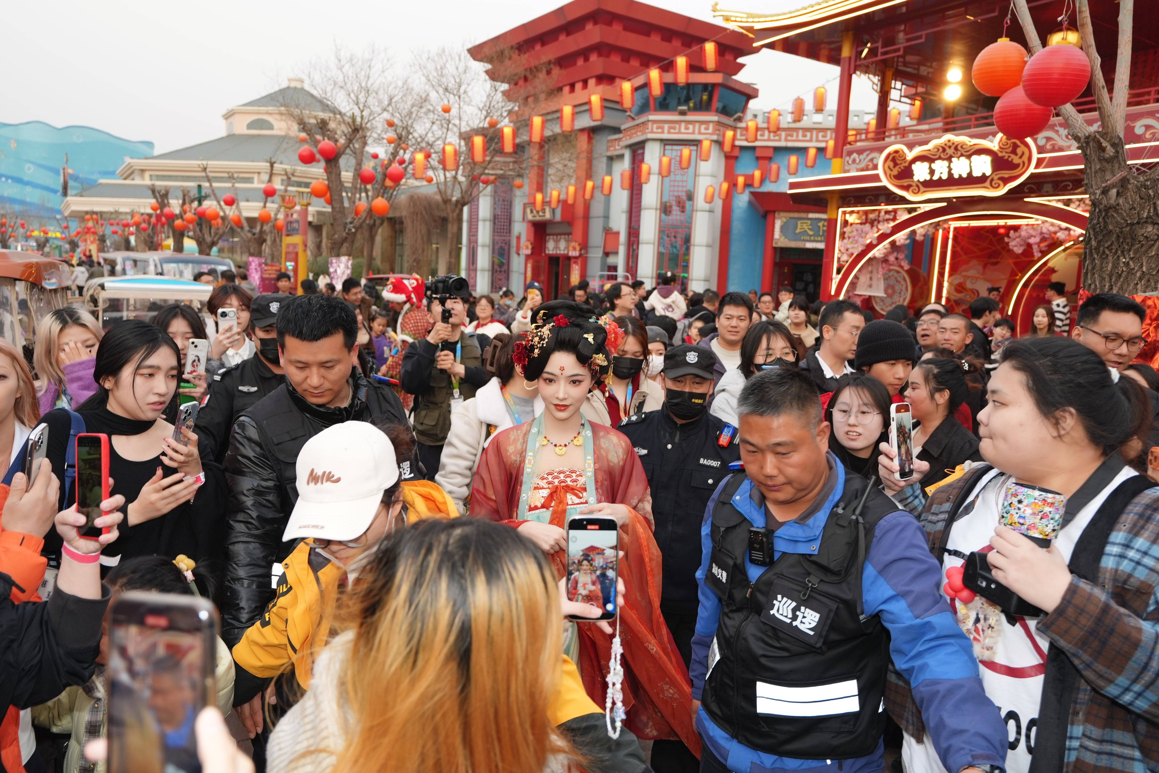 《哏儿都年味拉满!天津方特打造沉浸式新春文旅盛宴》