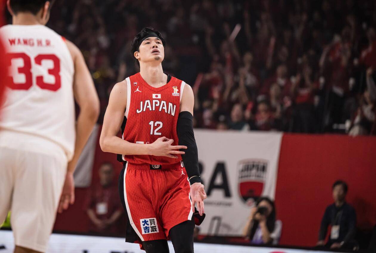 半场三分11中2！赵睿8分+3犯 中国客场14分落后日本