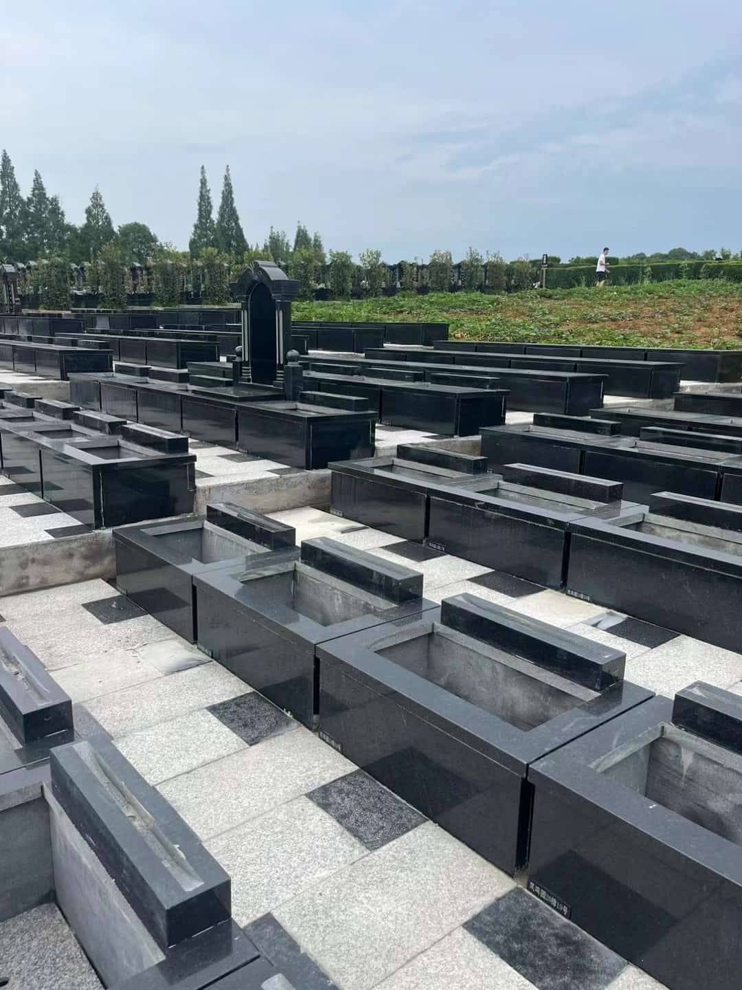 鞍山墓地