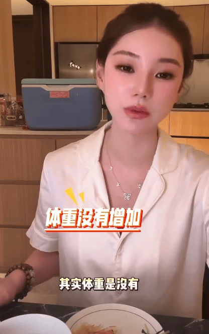 马筱梅身穿粉衣抱儿子颜值高 闺蜜晒合影大夸状态好_体重_补药_娱乐