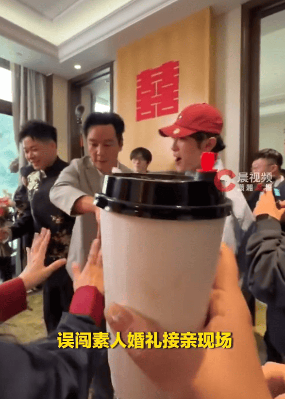 吴彦祖代旭井胧录节目误闯素人婚礼！伴娘称“早知道就不堵门了”封面图