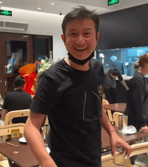 文章在上海开饭店了！穿店员服迎客态度谦和全程微笑