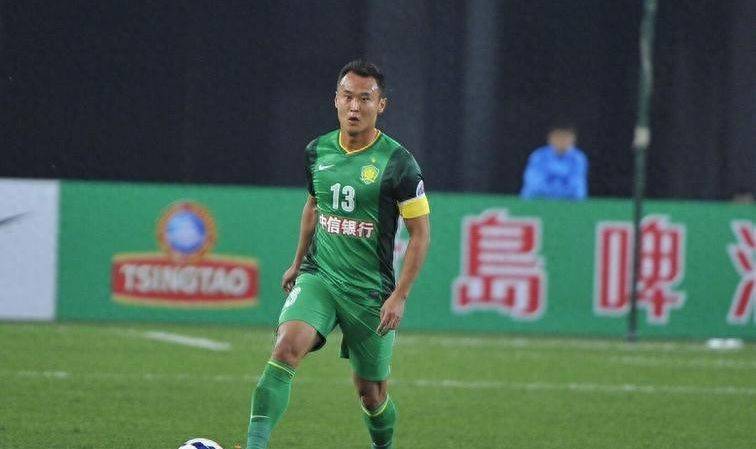 一婚净身出户，二婚娶美女模特，47岁前国脚，如今在北京租房度日