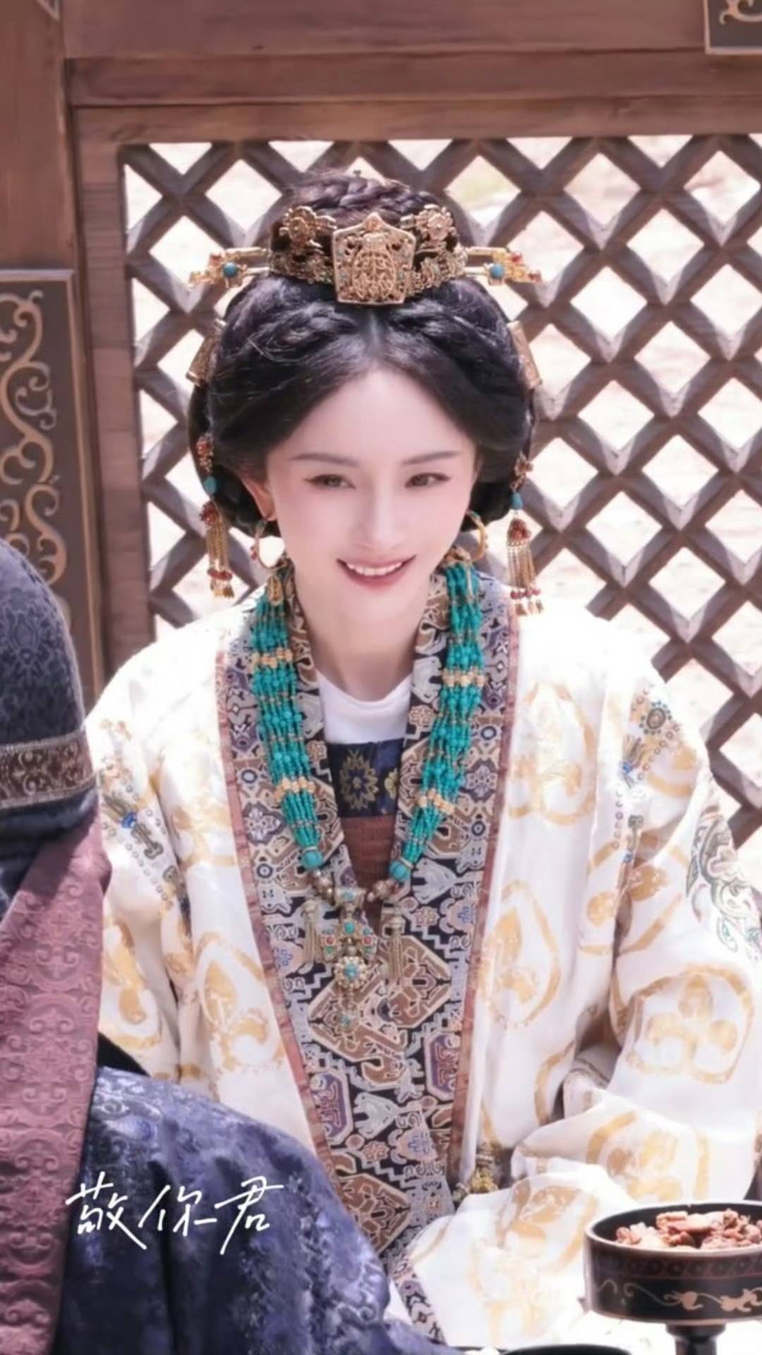 杨幂穿浅色古装端庄大气 手持酒杯眼神明亮仪态万千