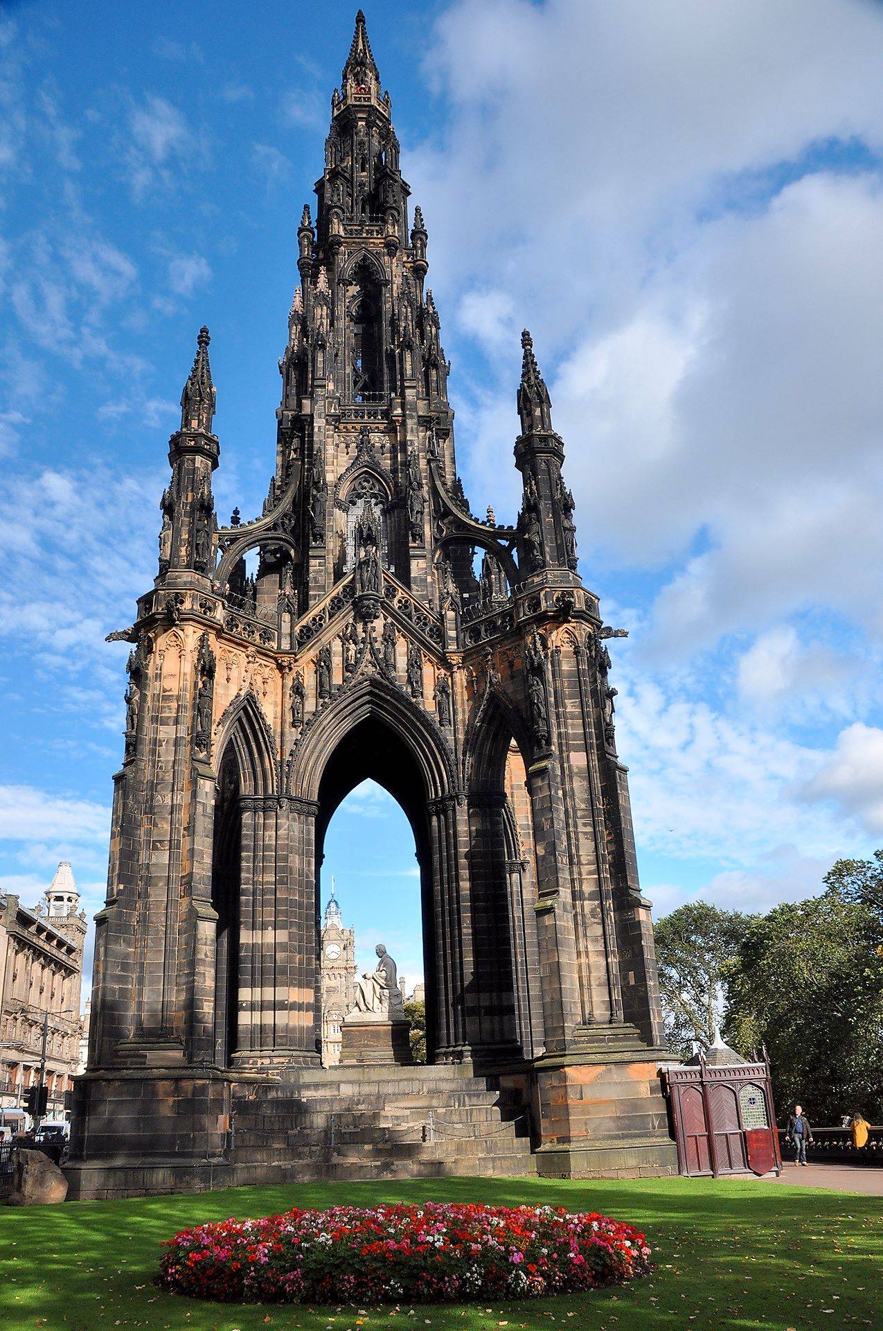 Edinburgh，_Scott_Monument_(37729400005).jpg